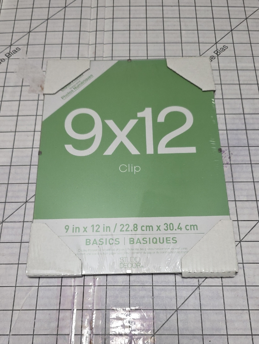 Studio Decor Green and White 9x12 Clip Photo Frame Backer, NWT 9"X12"